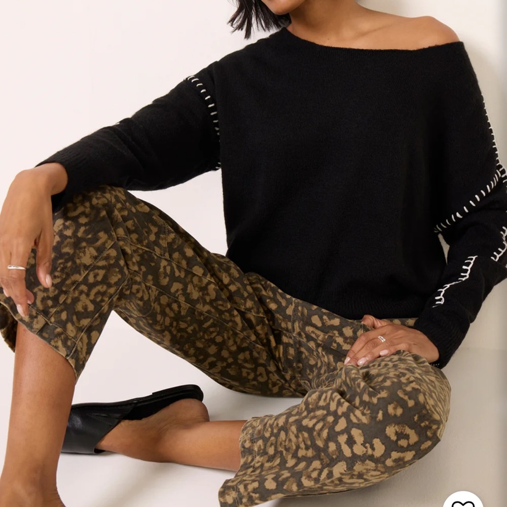 Evereve Jessie Whipstitch Off Shoulder Sweater in Black/Oat - Size Medium